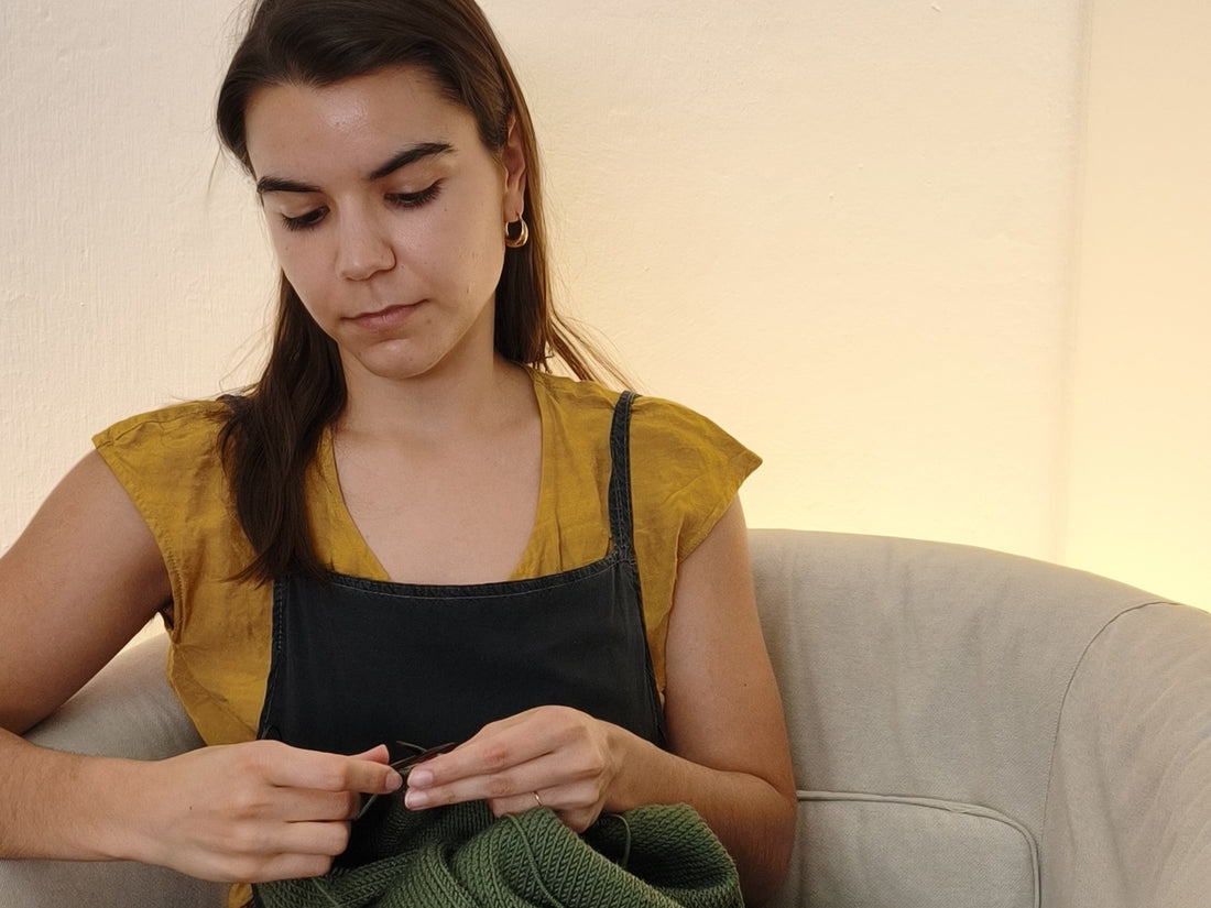 Foto di Gea su una poltrona che lavora a maglia