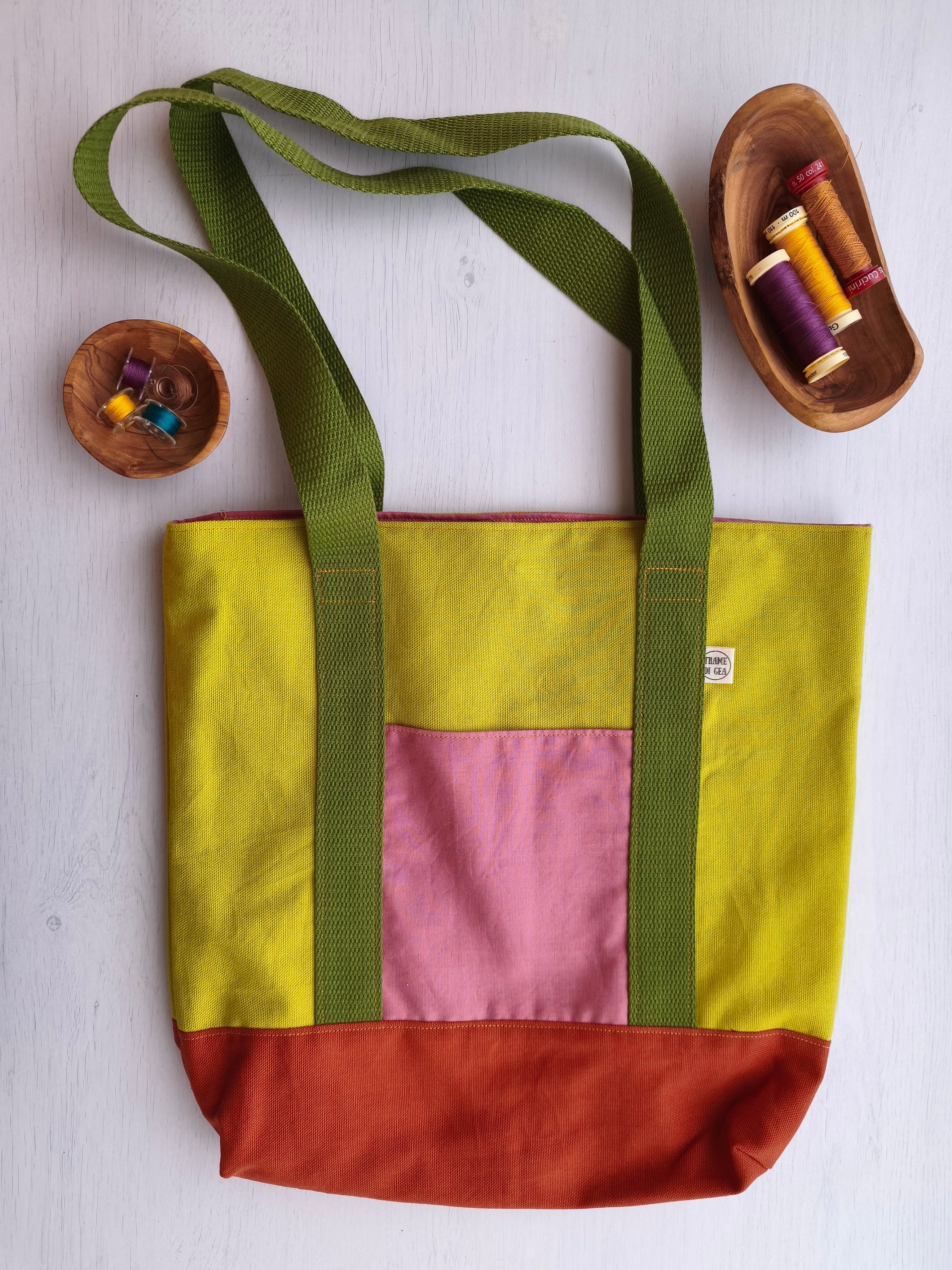 Borsa shopper verde acido con tasca esterna rosa, base arancione e cinghie verdi