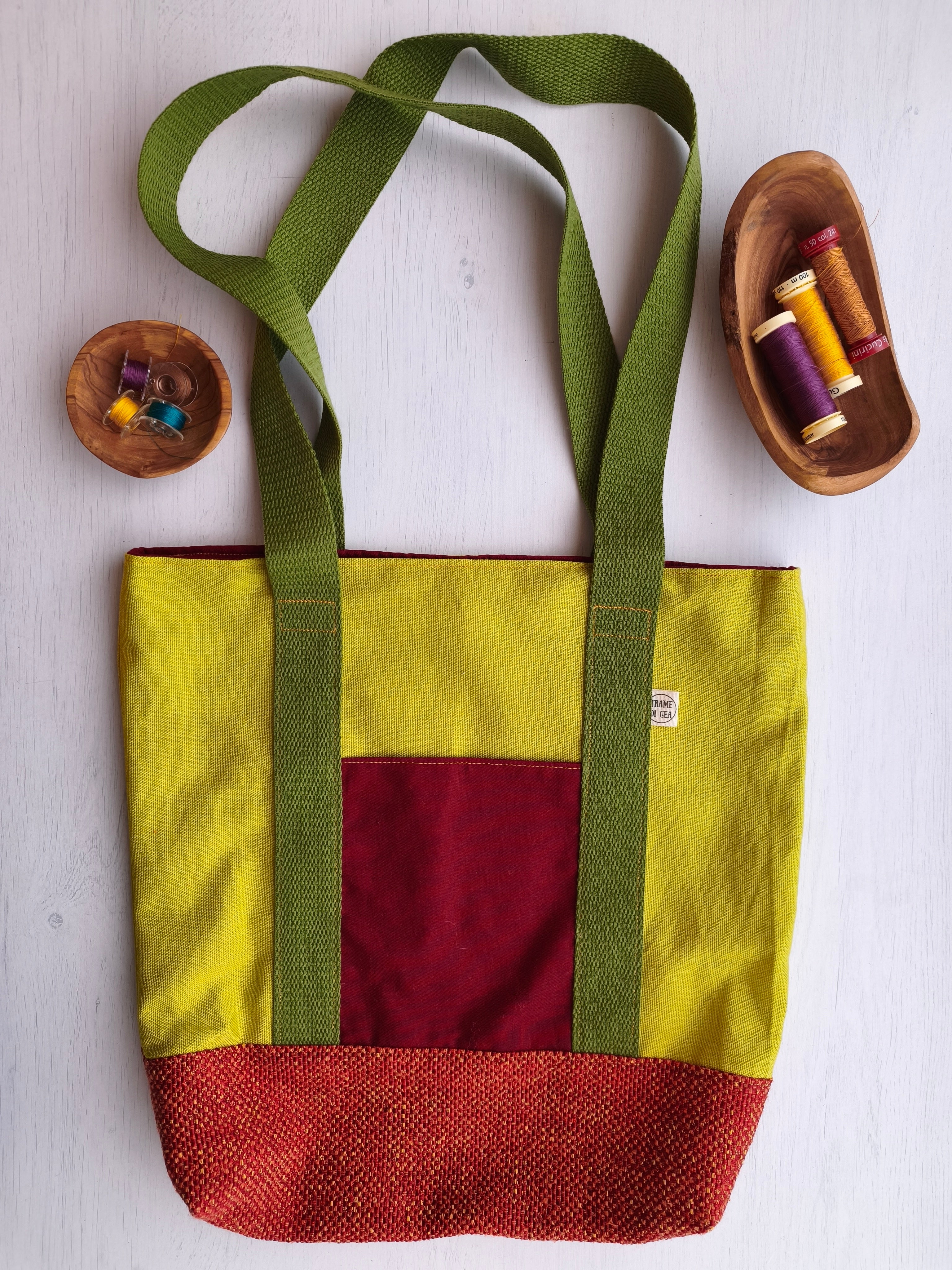 Borsa shopper verde acido con tasca esterna rossa, base rosso-arancio e cinghie verdi