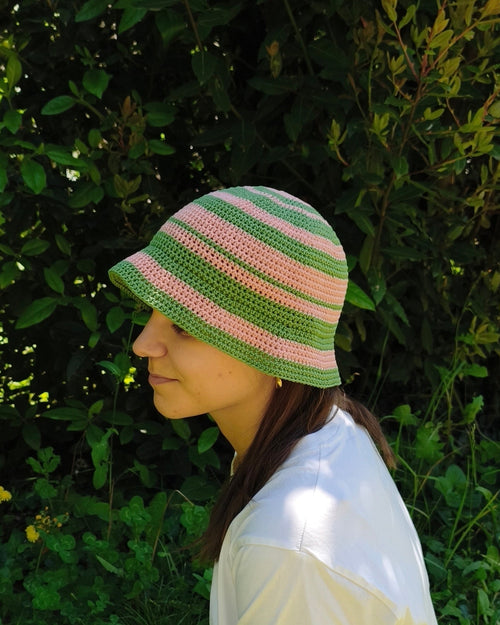 Cappellino all'uncinetto in cotone a righe
