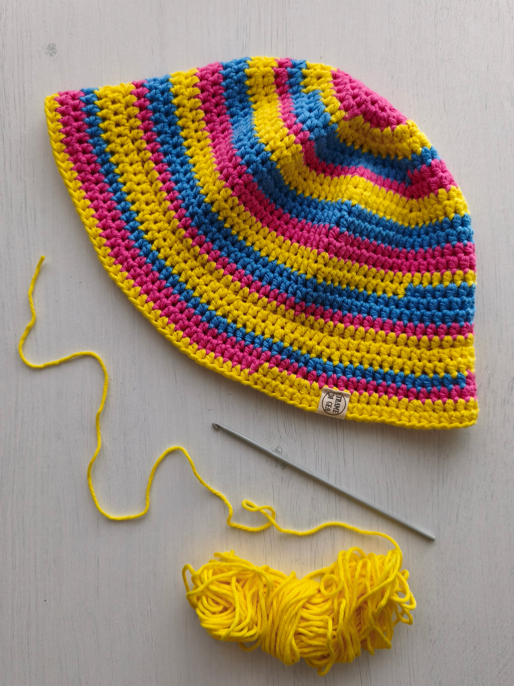 Bucket hat a righe colorate blu, rosa e giallo