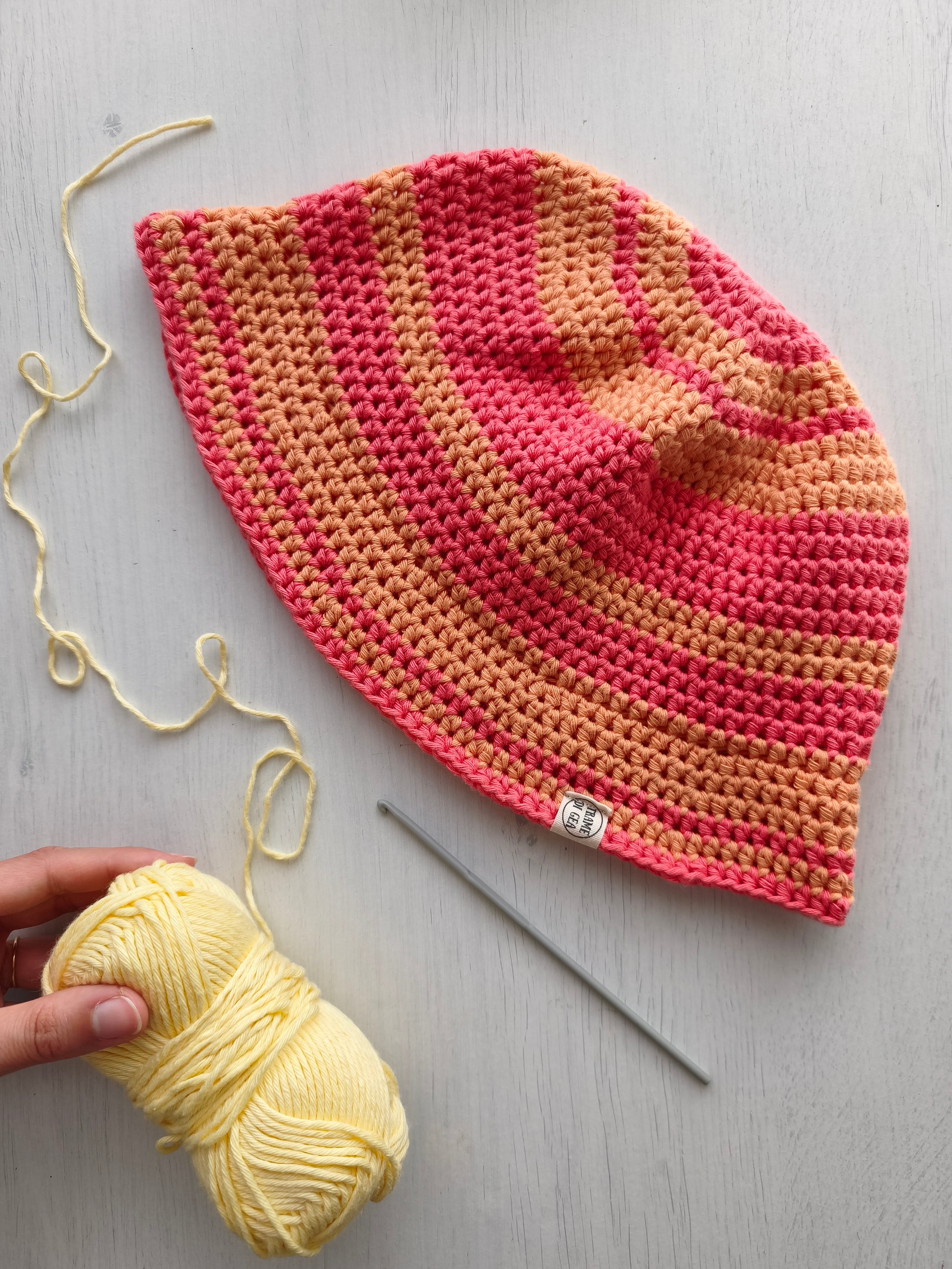 Bucket hat a righe corallo e arancione tenue pesca