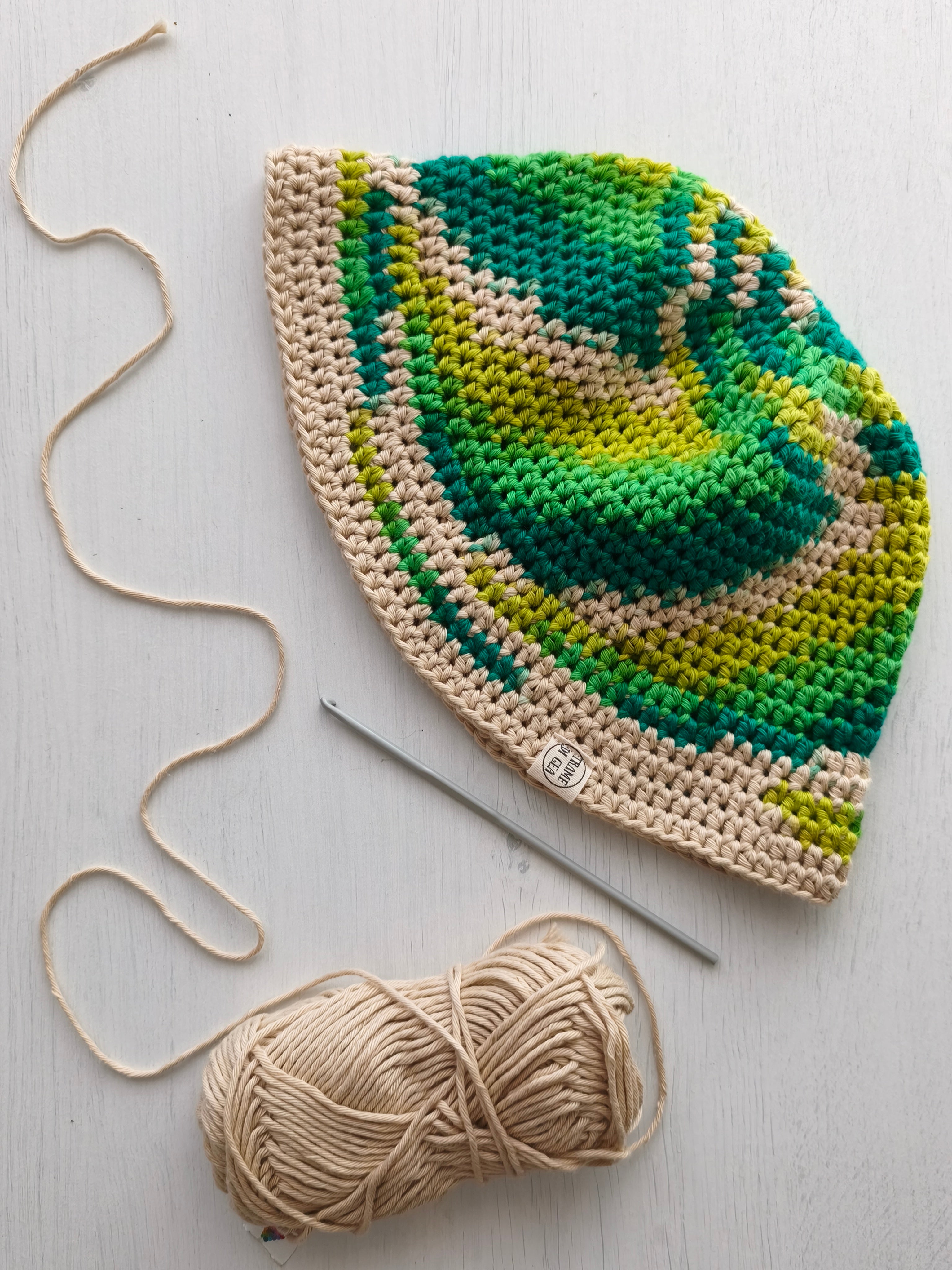 Bucket Hat con tonalità del verde e beige