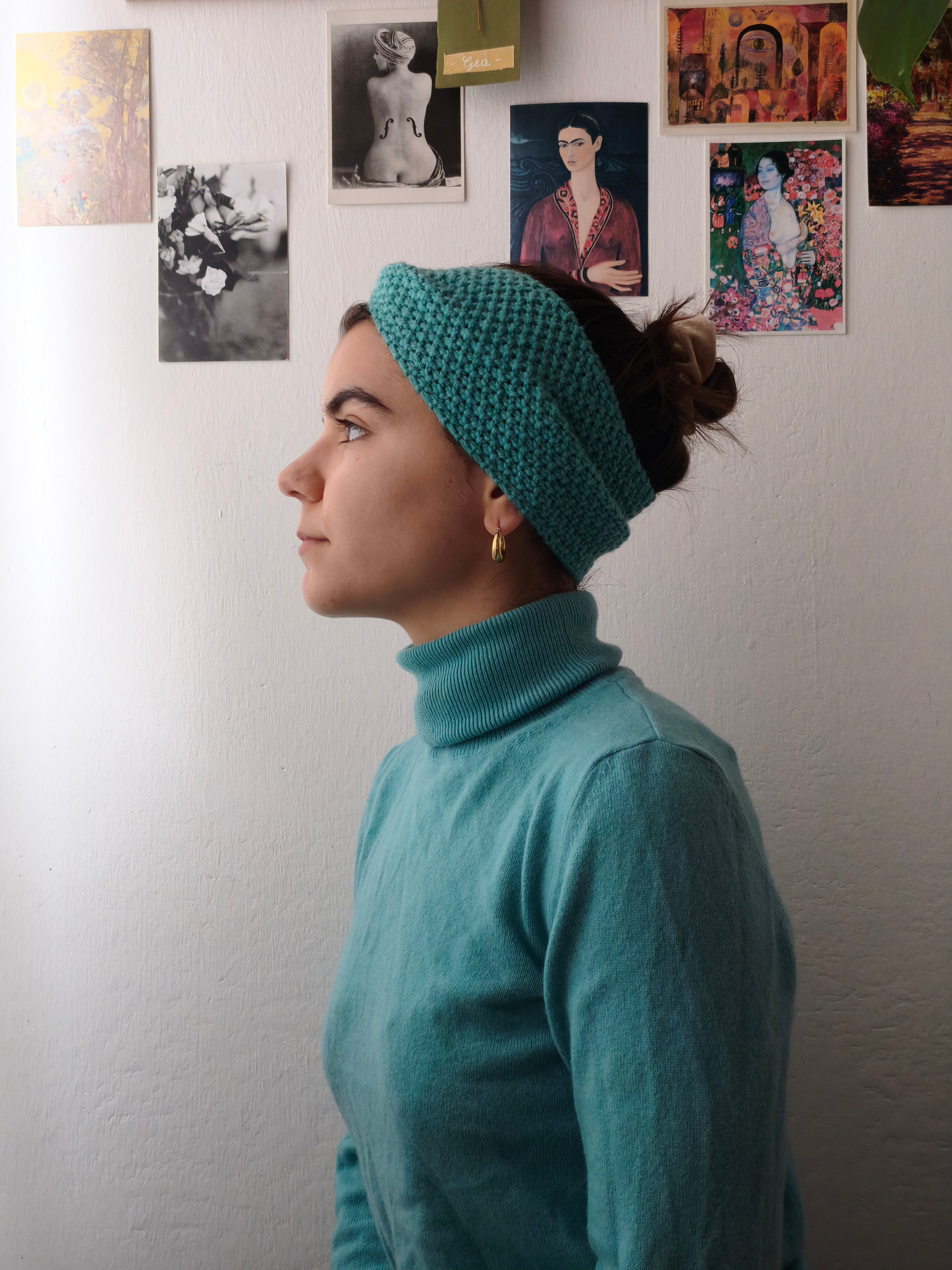 Gea indossa una fascia azzurra realizzata a maglia a punto riso