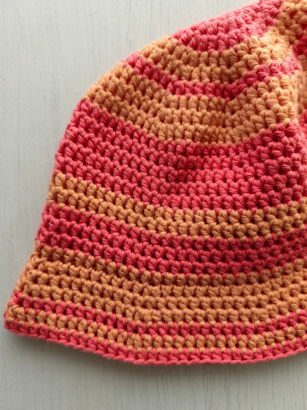 Bucket hat all'uncinetto arancione pesca e corallo