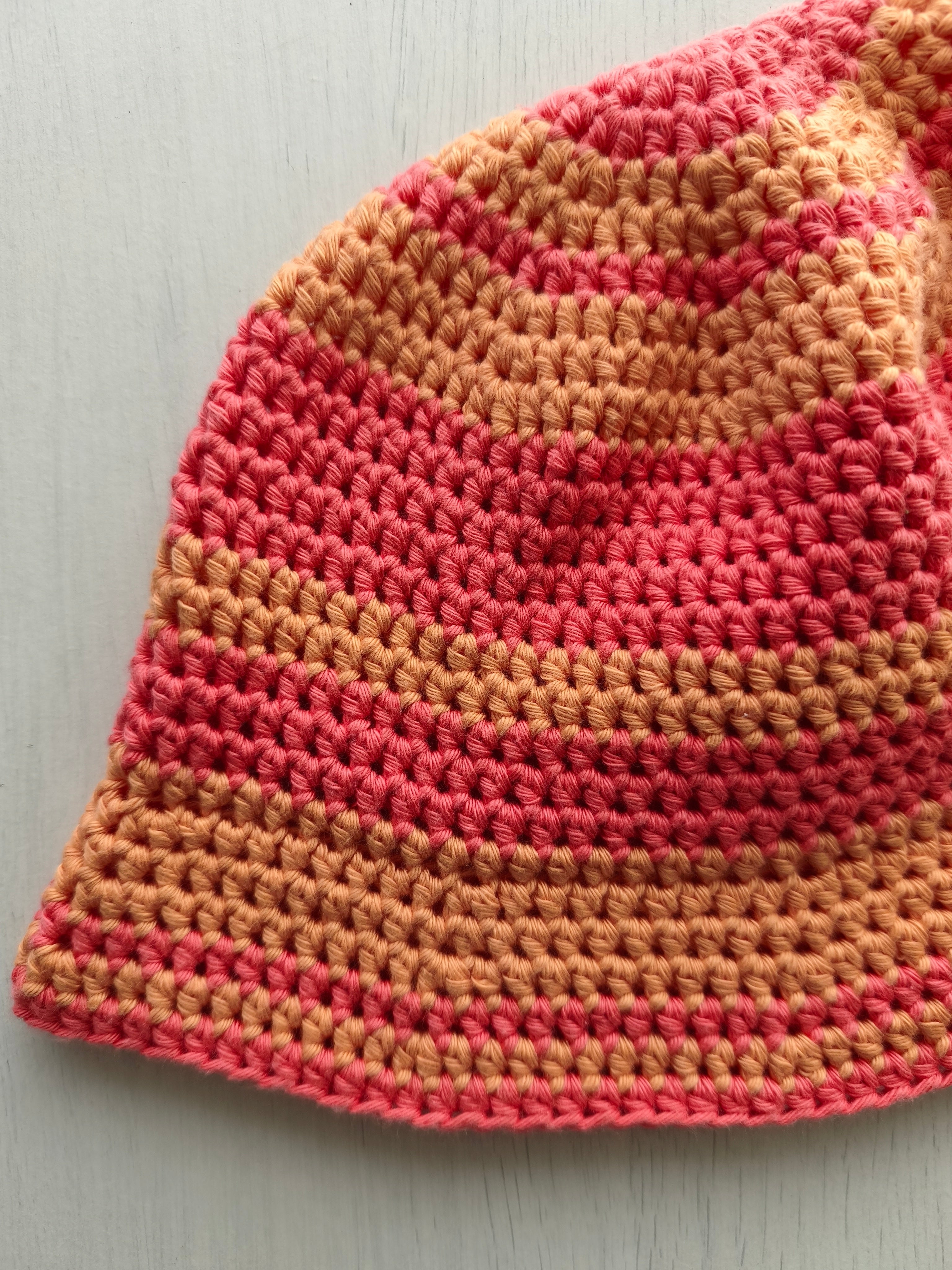 Bucket hat all'uncinetto arancione pesca e corallo