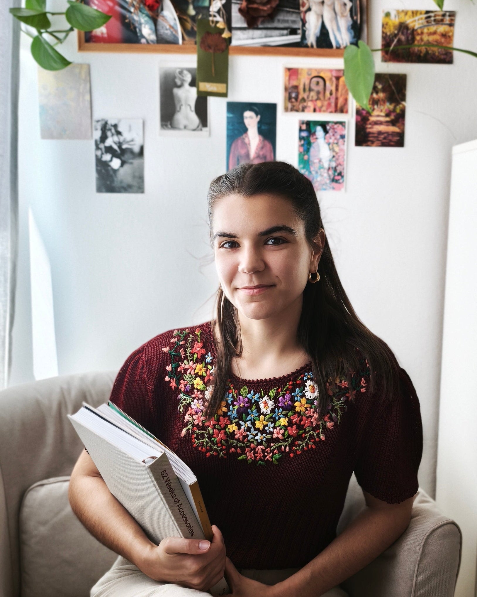 Gea con libri sulla maglia nel suo studio