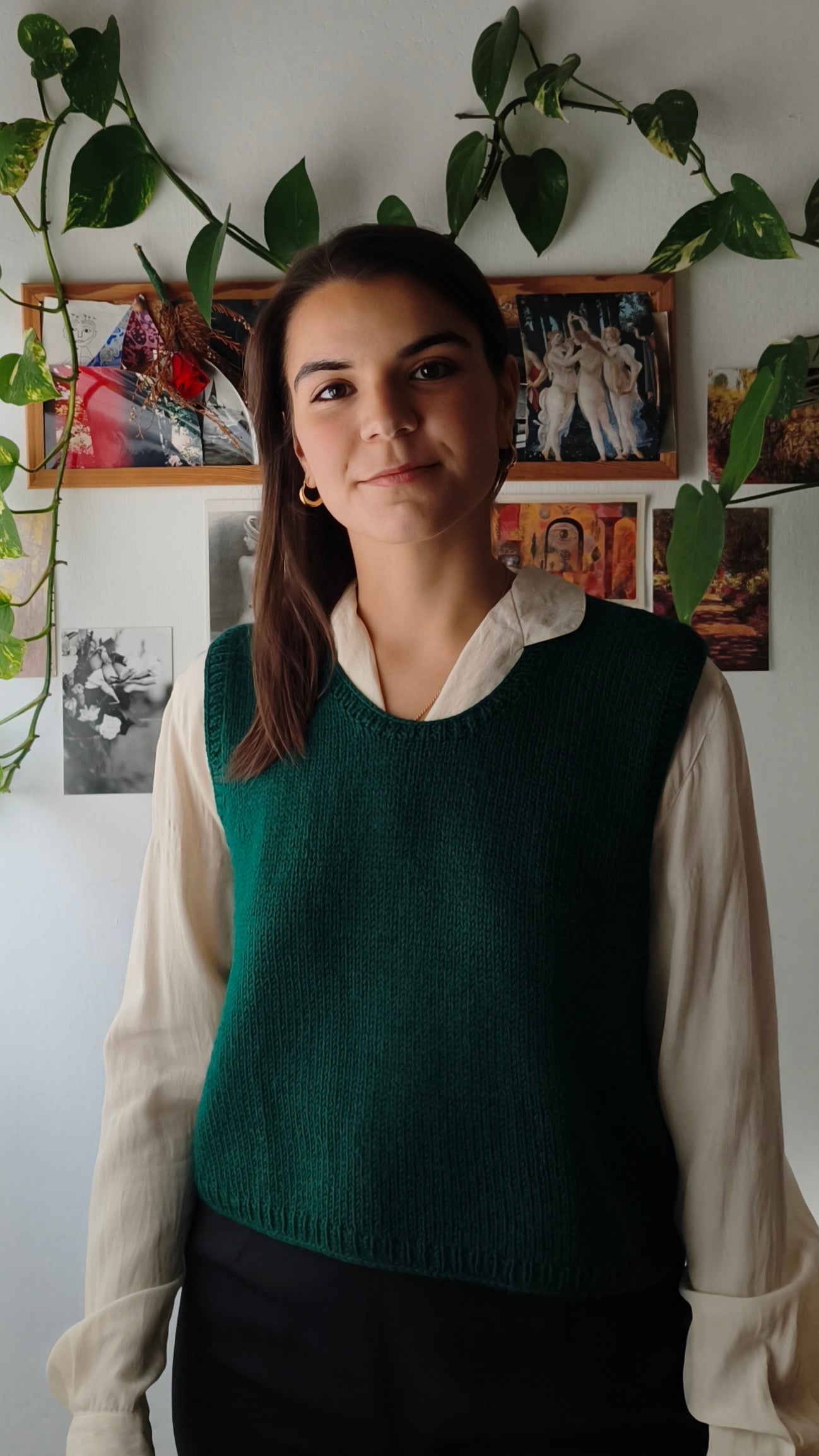 Gea indossa un gilet verde realizzato a maglia su misura