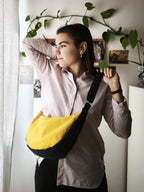 Moonbag indossata a tracolla
