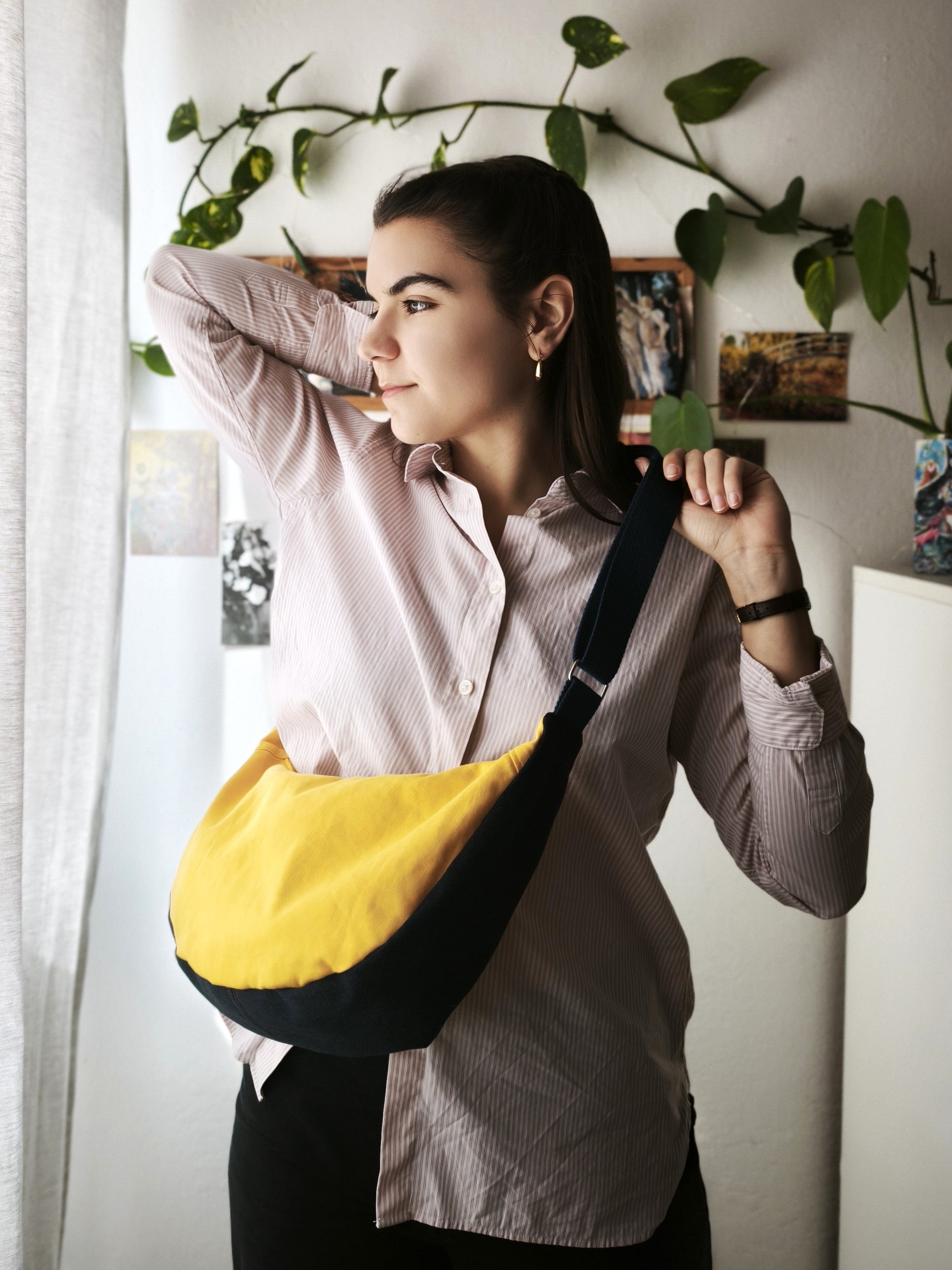 Moonbag indossata a tracolla
