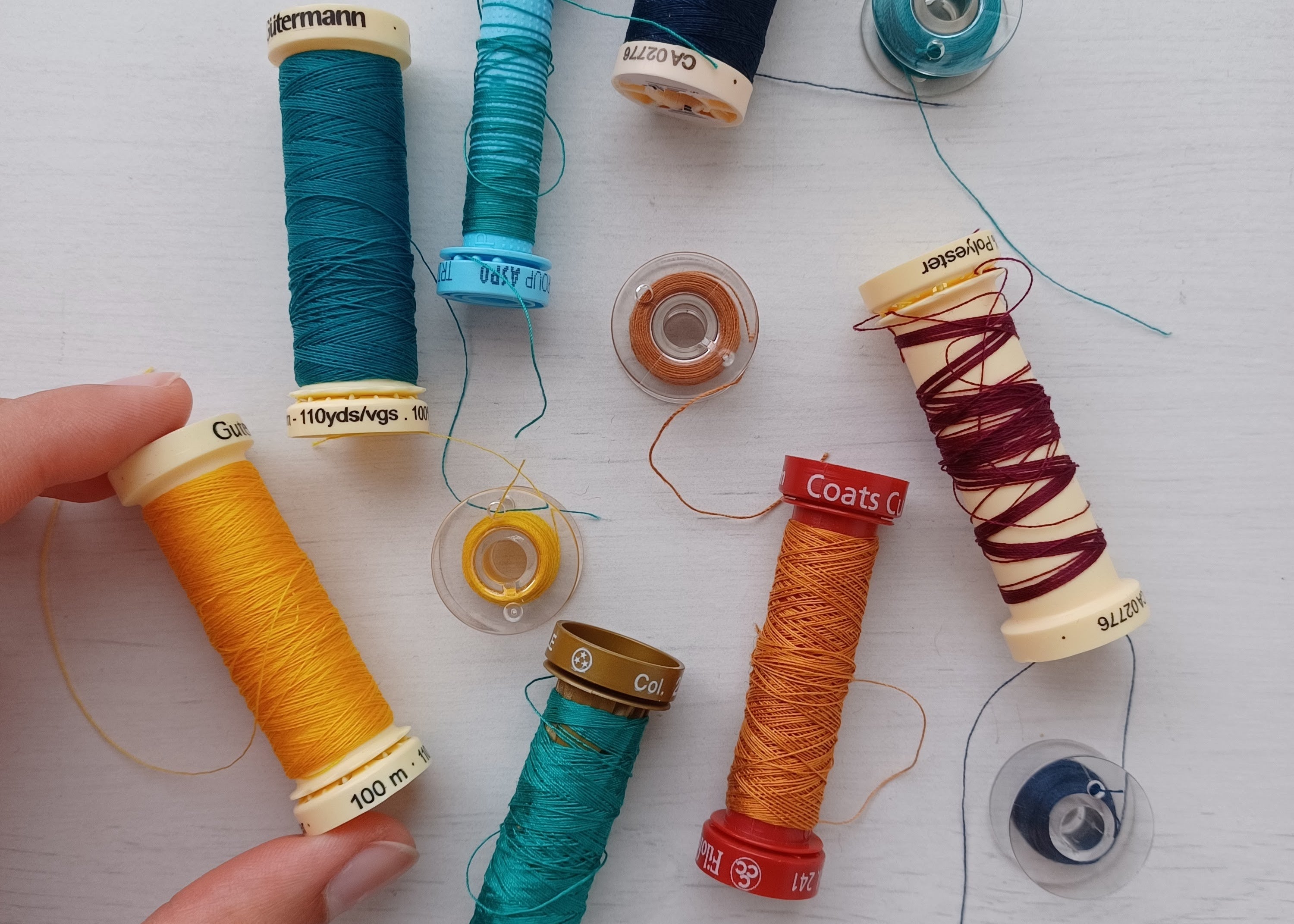 rocchetti  e spolette di filo colorati utilizzati per la realizzazione di prodotti artigianali