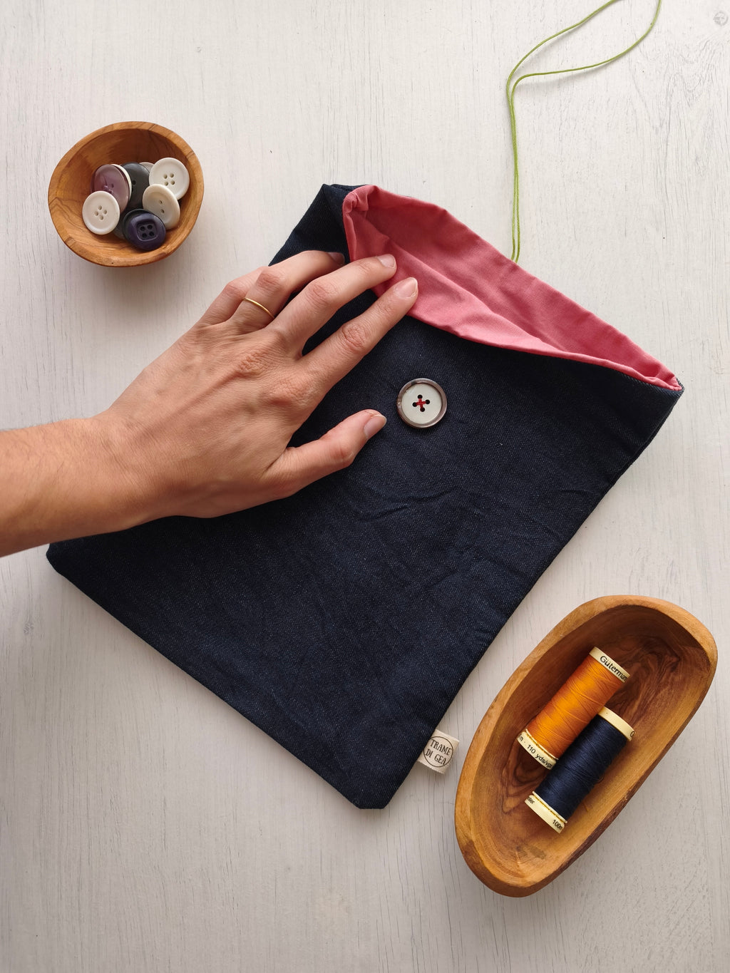 Save your books jeans scuro con fodera rosa, cordino verde e bottone chiaro