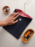 Save your books jeans scuro con fodera rosa, cordino verde e bottone chiaro