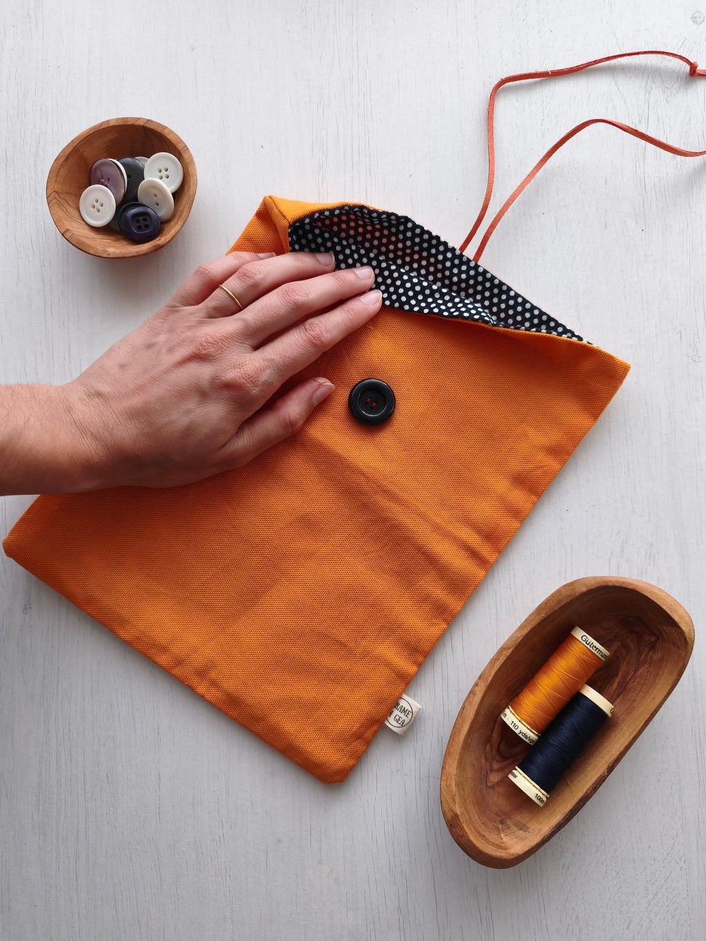 Save your books arancione con fodera nera con pois bianchi, cordino arancione e bottone nero