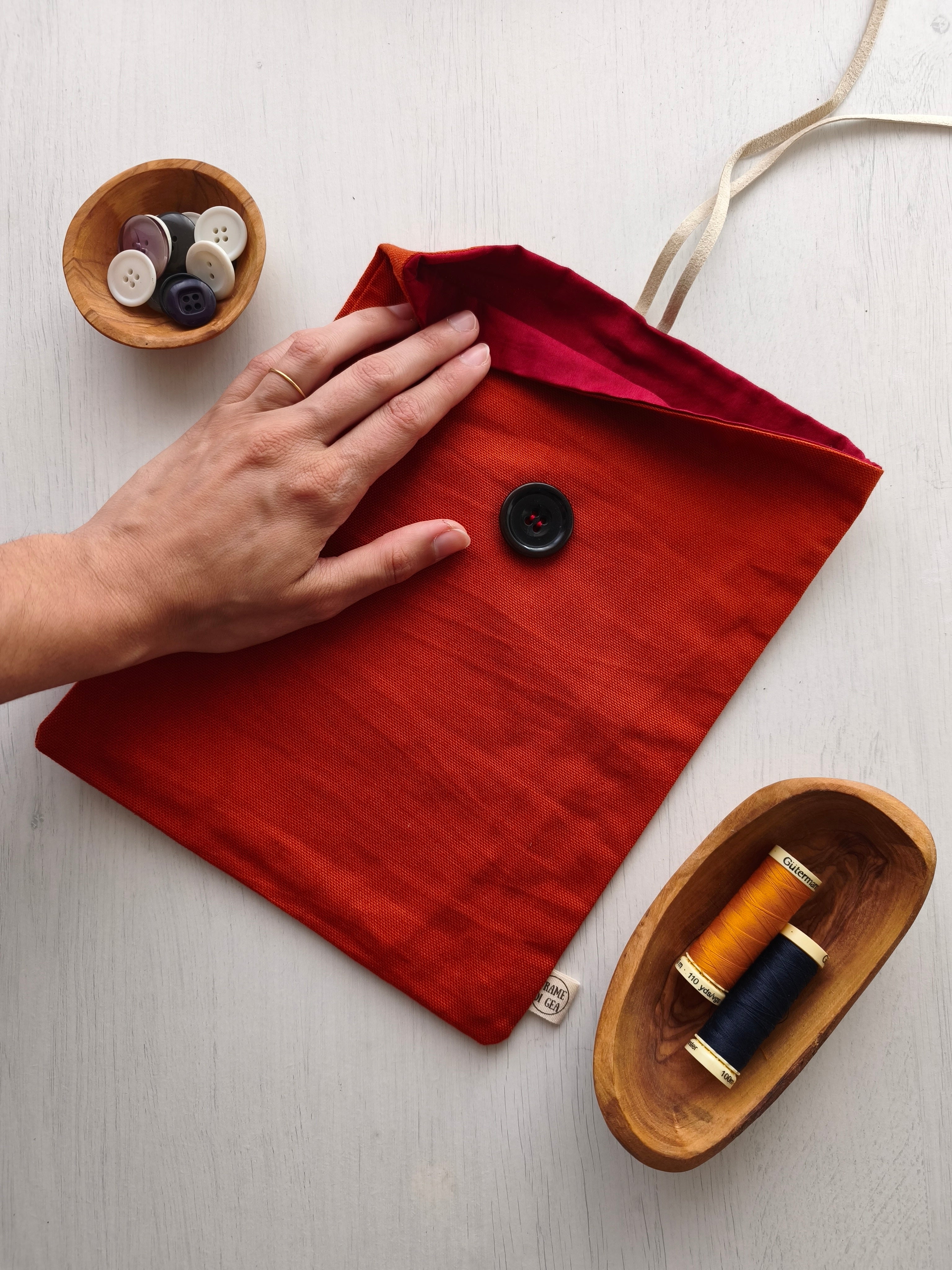 Save your books arancione scuro con fodera rosso scuro, cordino beige e bottone nero