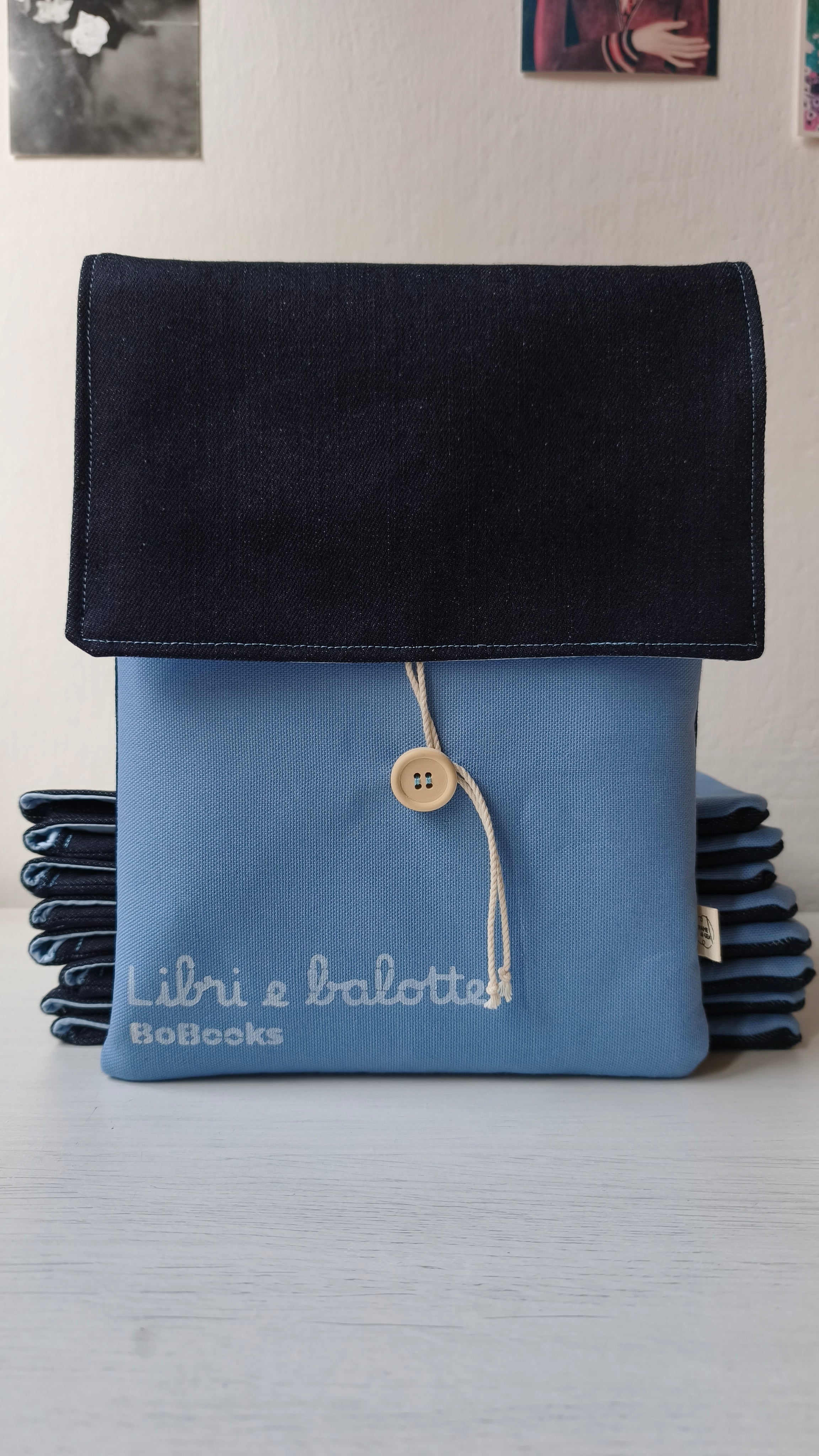 Save your books in collaborazione con collettivo BoBooks con scritta "Libri e Balotte"e Logo stampate tramite stencil con colore bianco