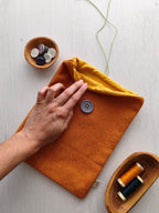 Save your books giallo arancio con fodera gialla, cordino verde e bottone lilla