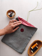Save your books grigio con fodera rosa, cordino verde e bottone rosso scuro