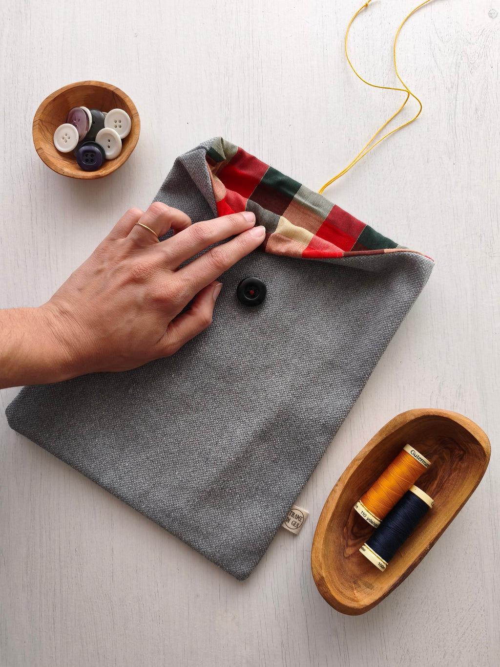Save your books grigio con fodera a scacchi verde e rosso, cordino verde e bottone nero