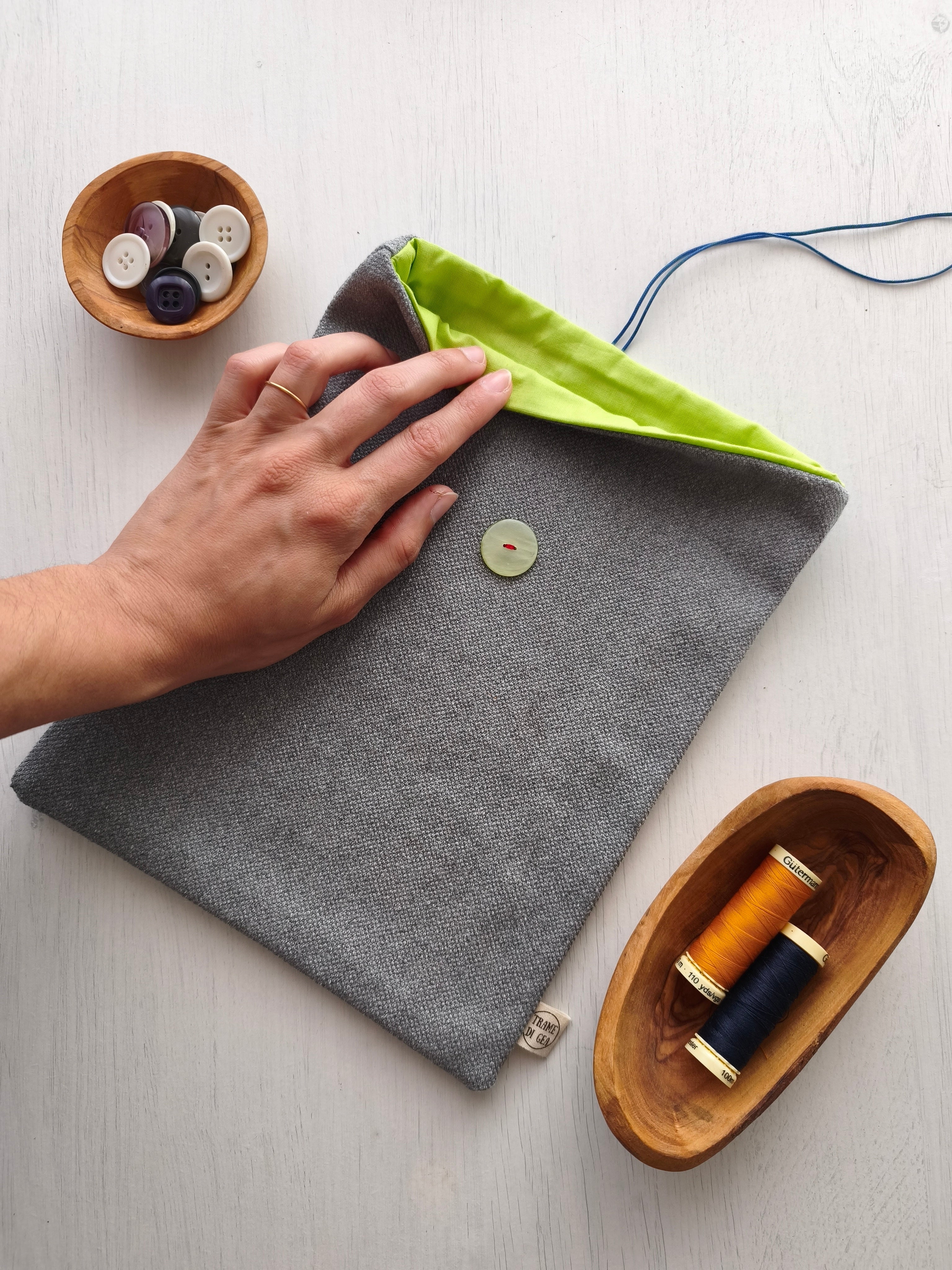 Save your books grigio con fodera verde acido, cordino blu e bottone verde chiaro