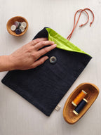 Save your books jeans scuro con fodera verde acido, cordino arancione e bottone scuro