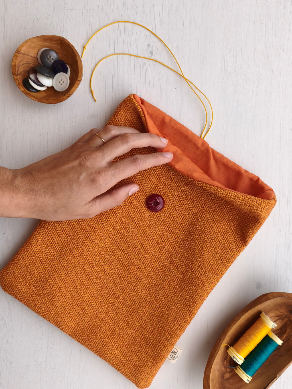 Save your books ocra con fodera arancione, cordino giallo e bottone rosso