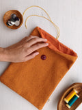 Save your books ocra con fodera arancione, cordino giallo e bottone rosso