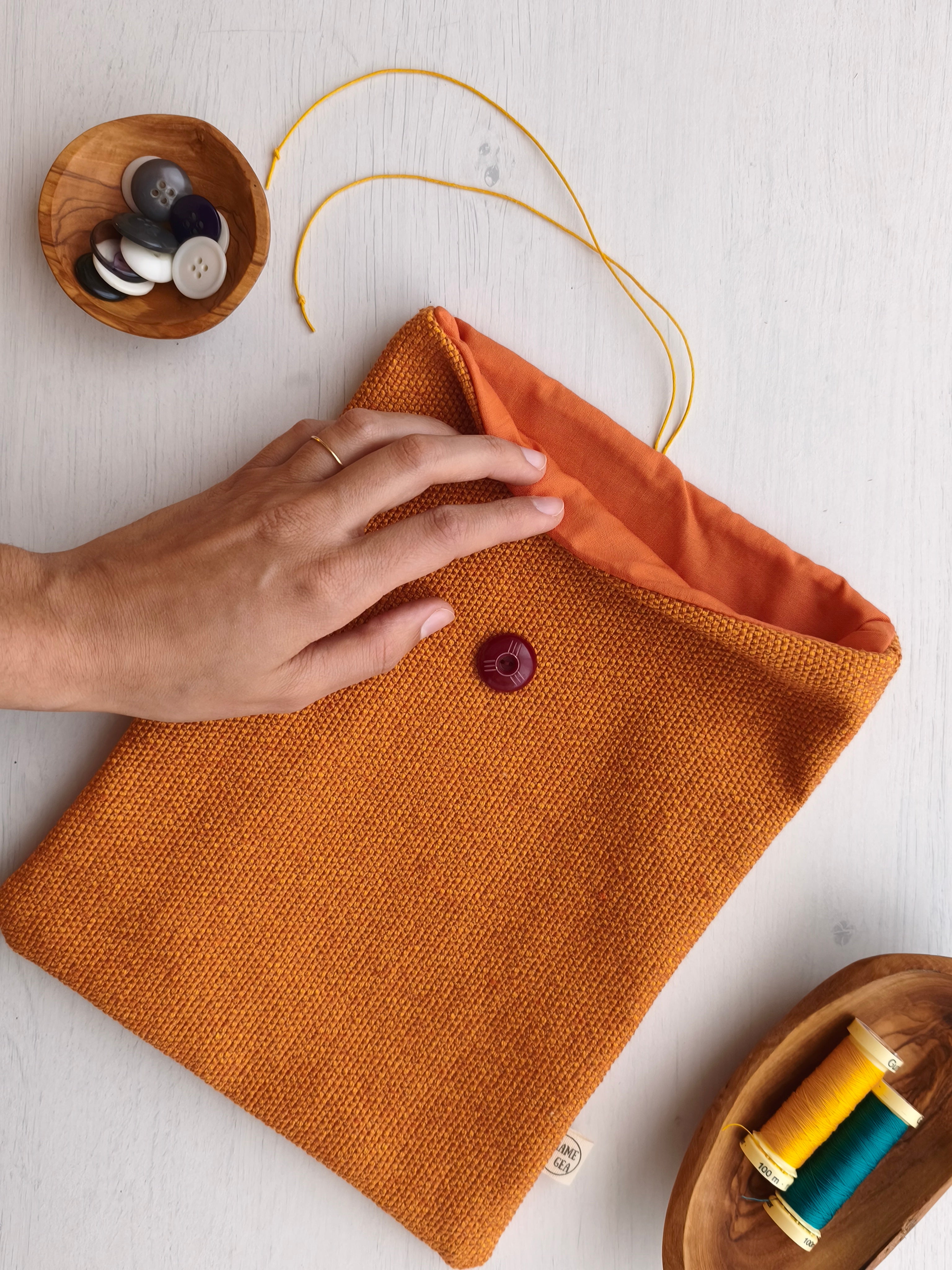 Save your books ocra con fodera arancione, cordino giallo e bottone rosso