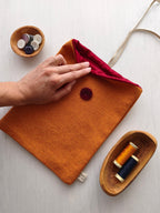 Save your books ocra con fodera rosso scuro, cordino beige e bottone rosso scuro