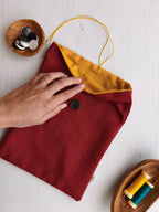 Save your books rosso con fodera gialla, cordino giallo e bottone scuro