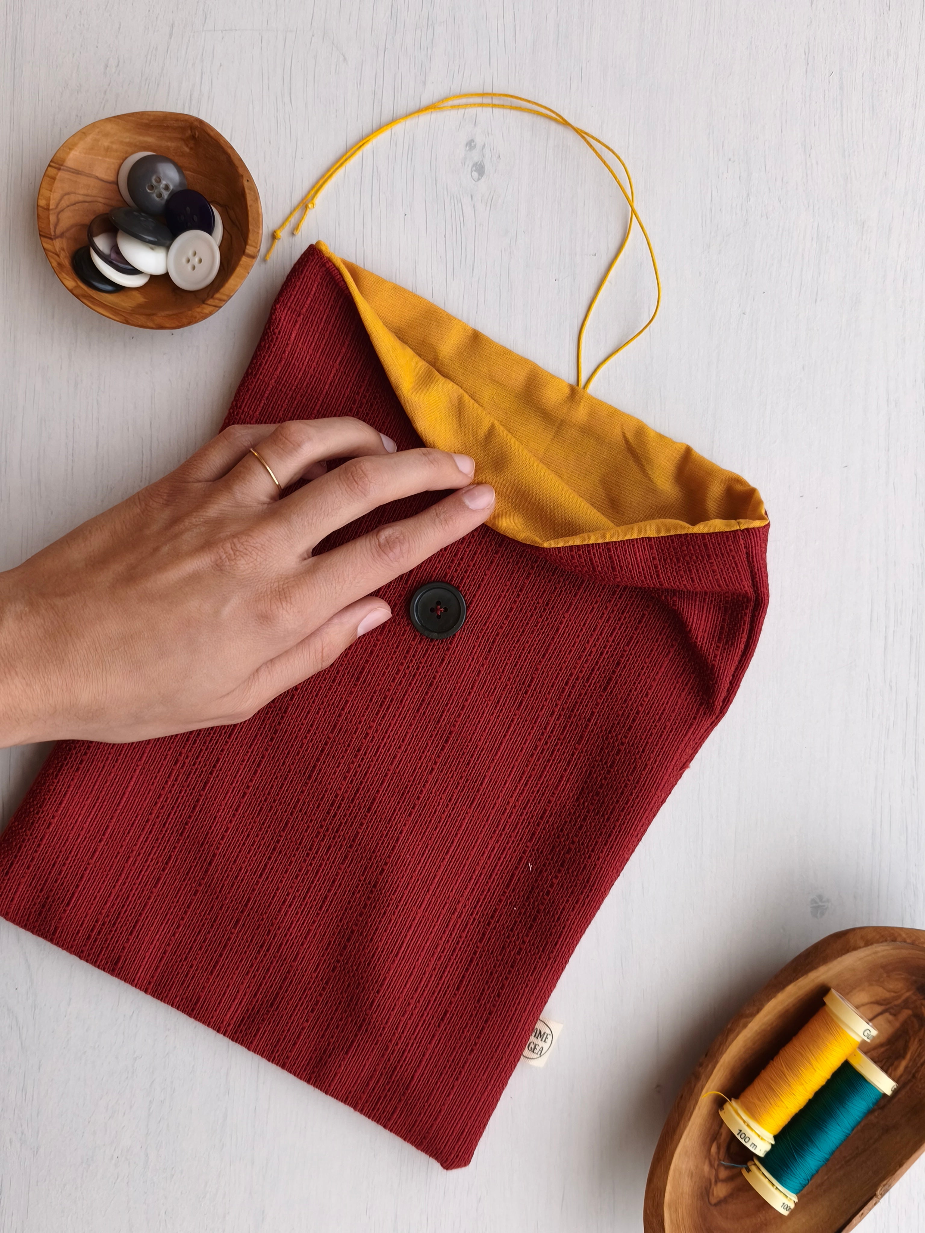 Save your books rosso con fodera gialla, cordino giallo e bottone scuro