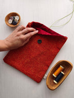 Save your books rosso aranciato con fodera rosso scuro, cordino verde e bottone scuro