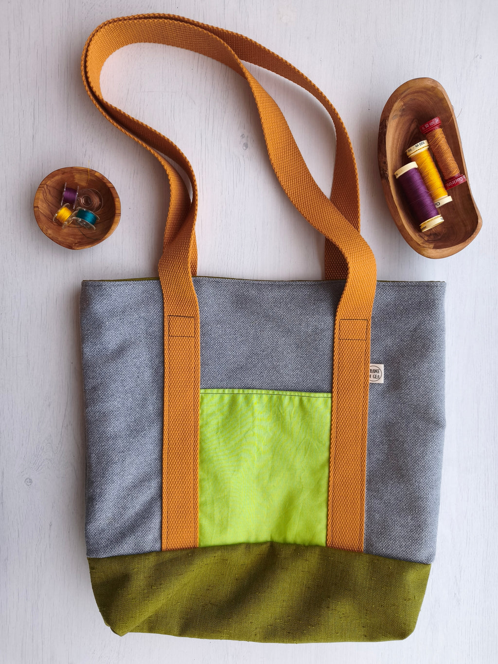Borsa shopper grigia con tasca esterna verde acido, base verde e cinghie gialle