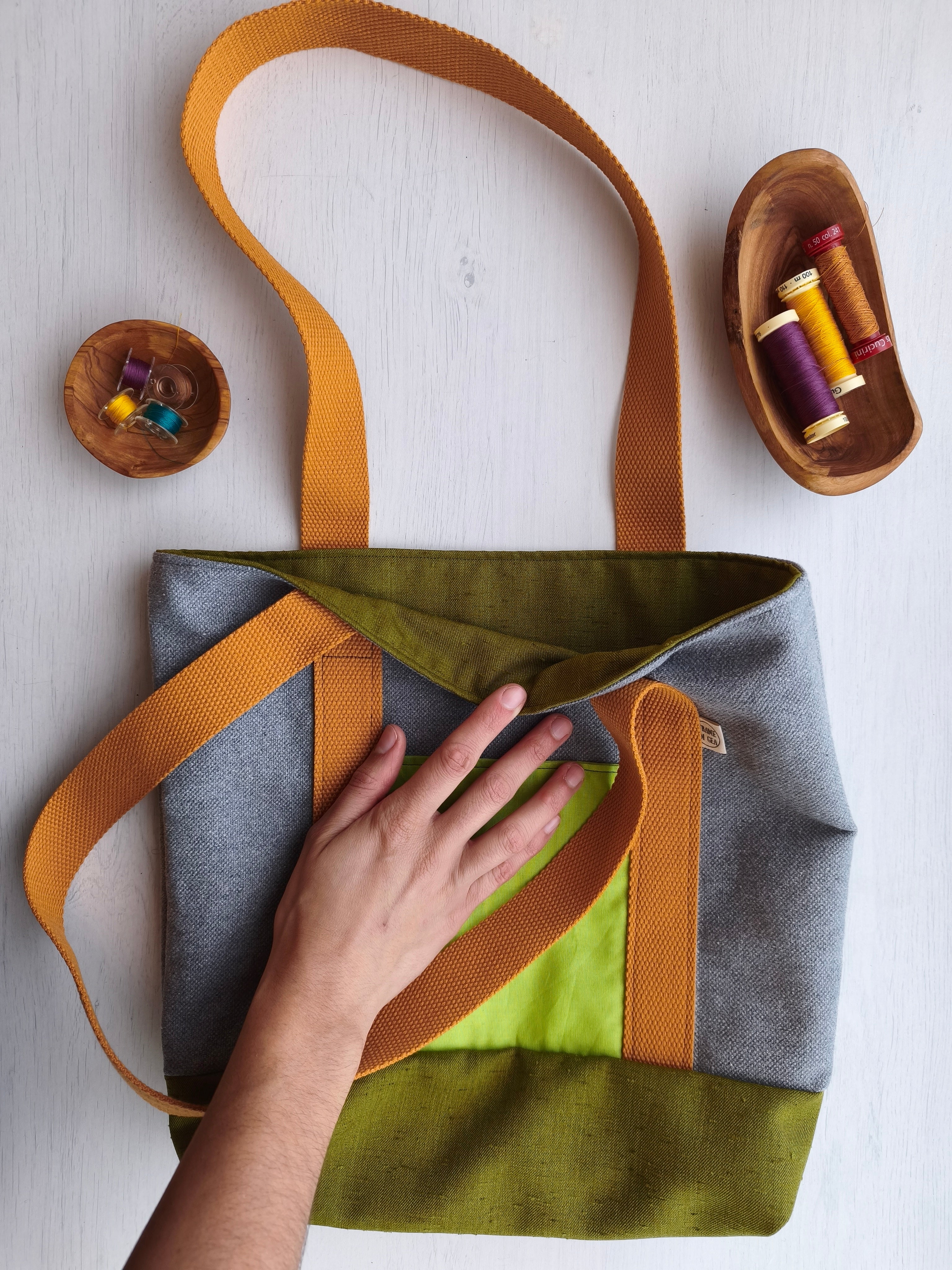 La borsa grigia è l'unica borsa di questo modello senza bottone automatico, l'interno riprende il colore della base verde