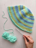 bucket hat a righe indaco, verde acqua e verde chiaro
