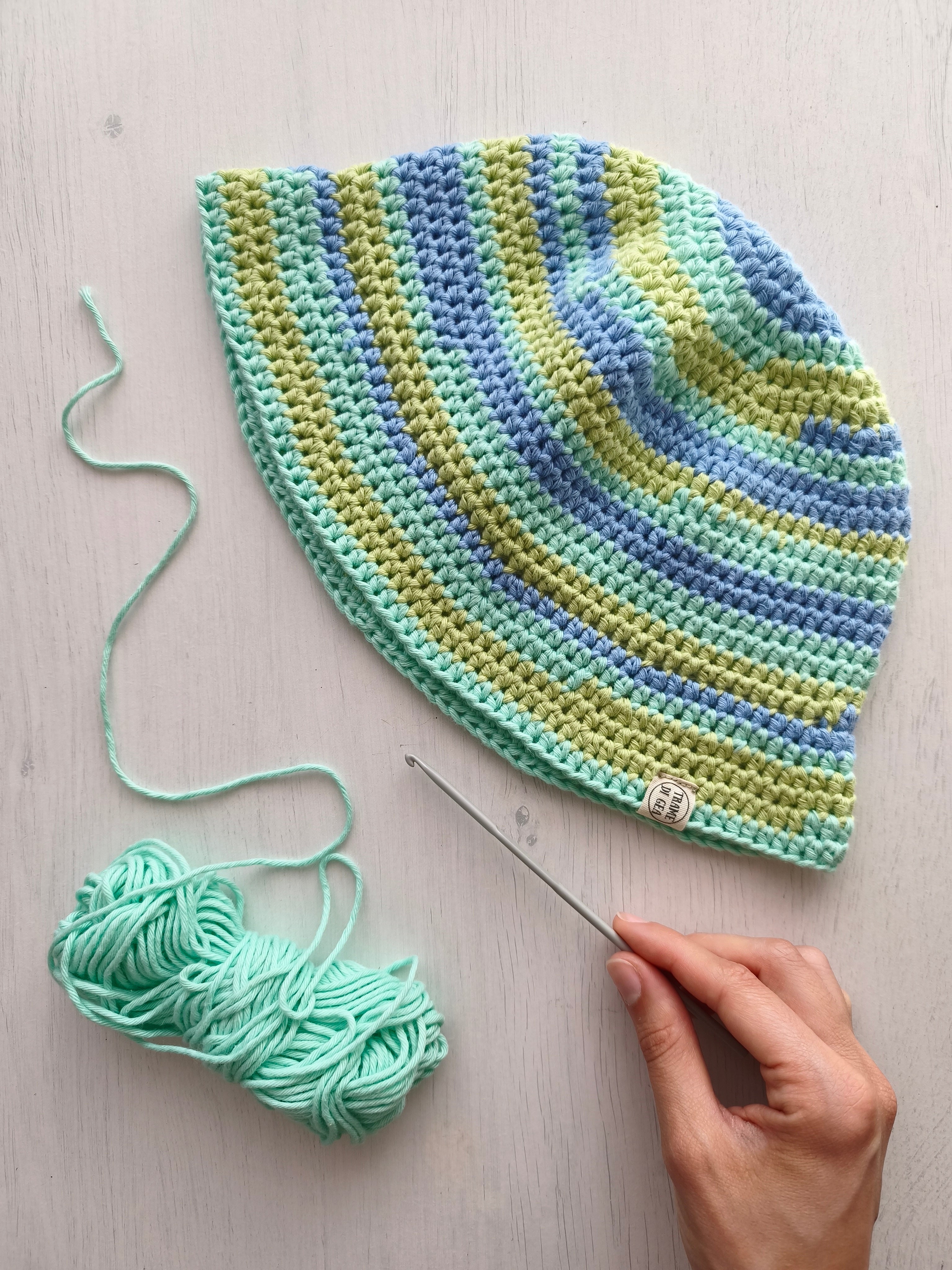bucket hat a righe indaco, verde acqua e verde chiaro