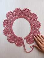 Colletto all'uncinetto rosa con motivo traforato 