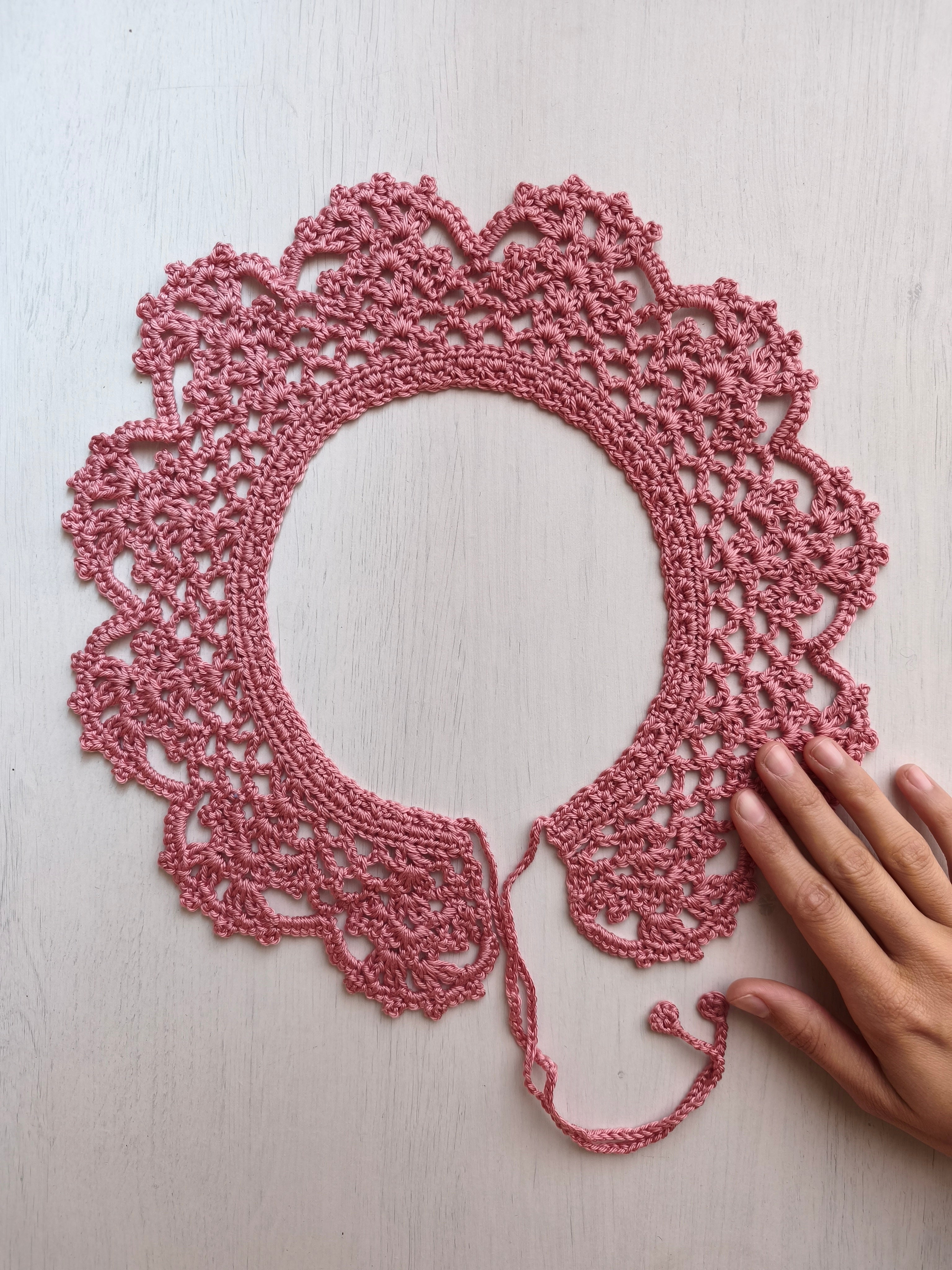 Colletto all'uncinetto rosa con motivo traforato 