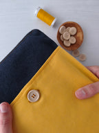 dettaglio della tasca frontale con bottone in legno del save your books
