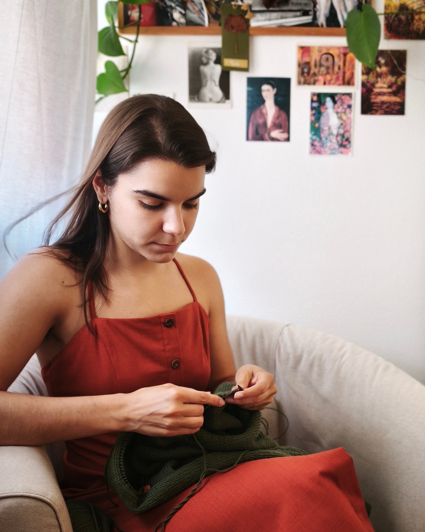 gea seduta sulla poltrona che lavora a maglia