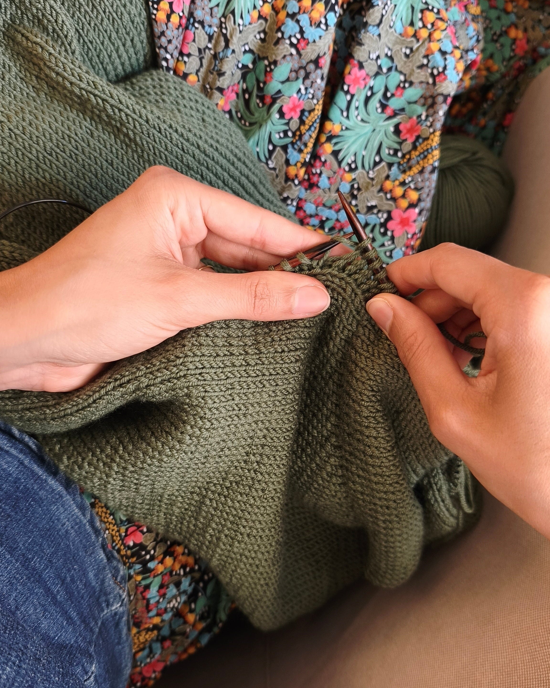 mani che lavorano a maglia