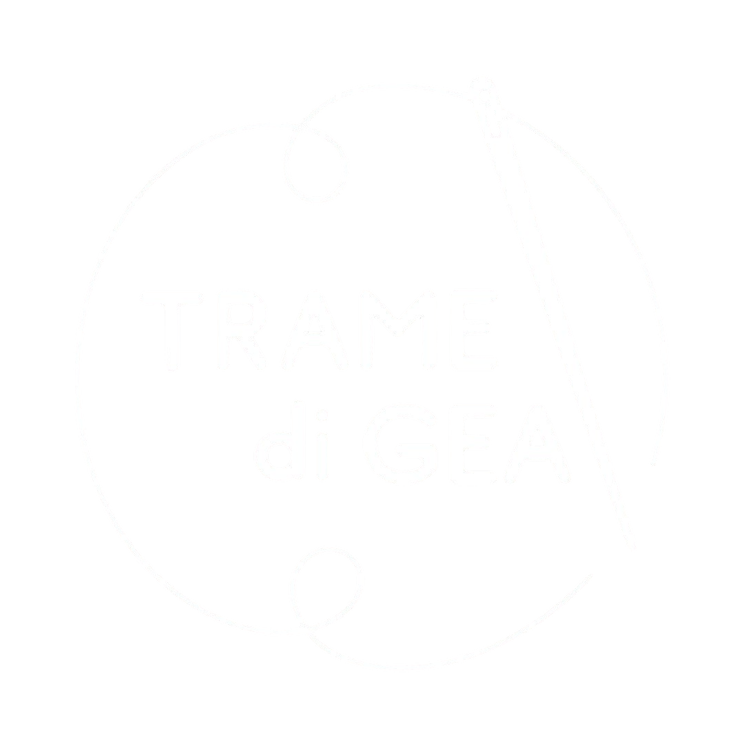 il nome del brand Trame di Gea si trova all'interno di un cerchio formato da un filo infilato in un ago