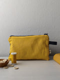 pochette appoggiata sul tavolo