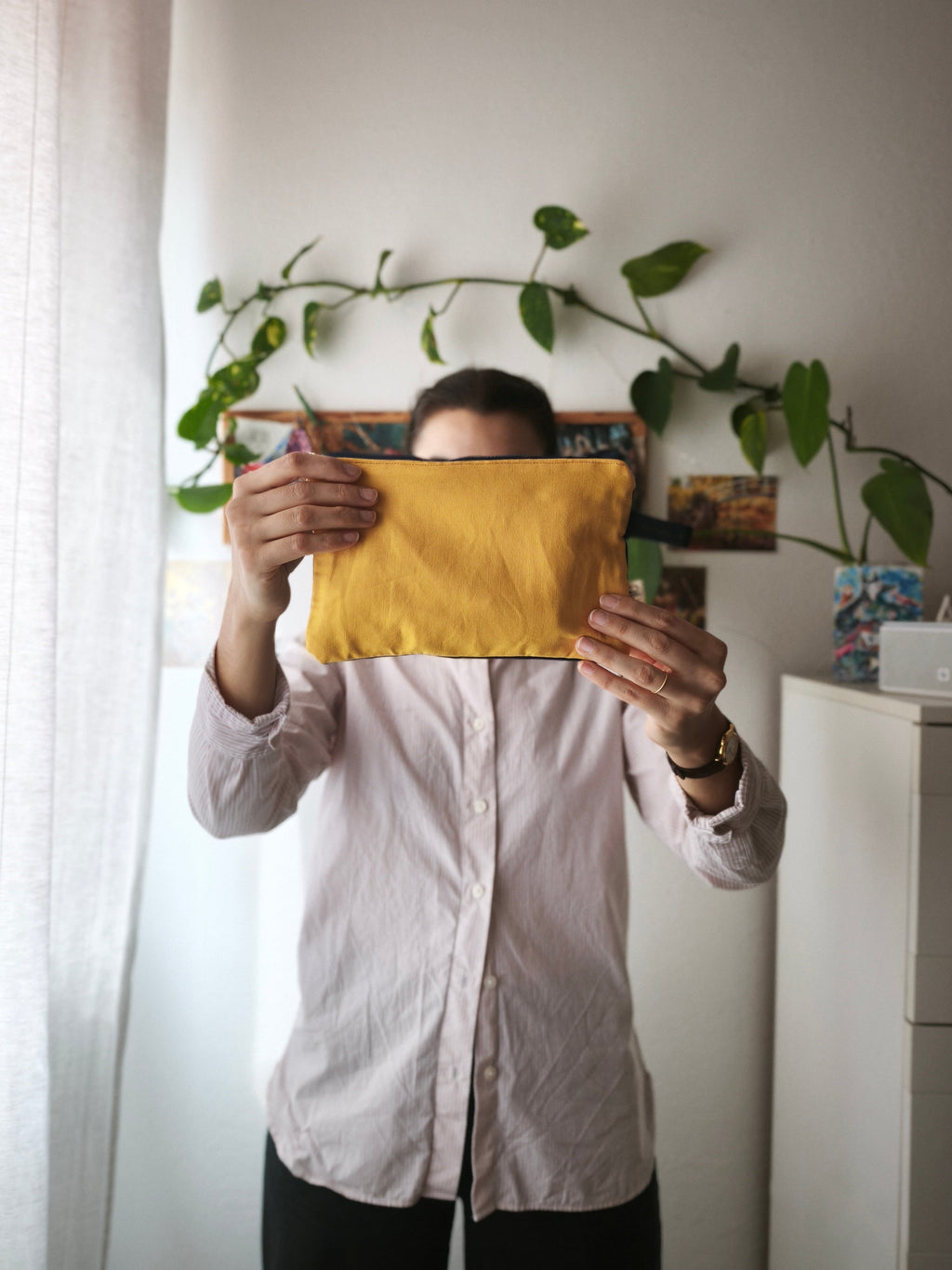 Pochette tenuta in mano e mostrata frontale