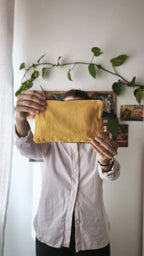 video in cui si mostrano diversi oggetti organizzati all'interno della pochette