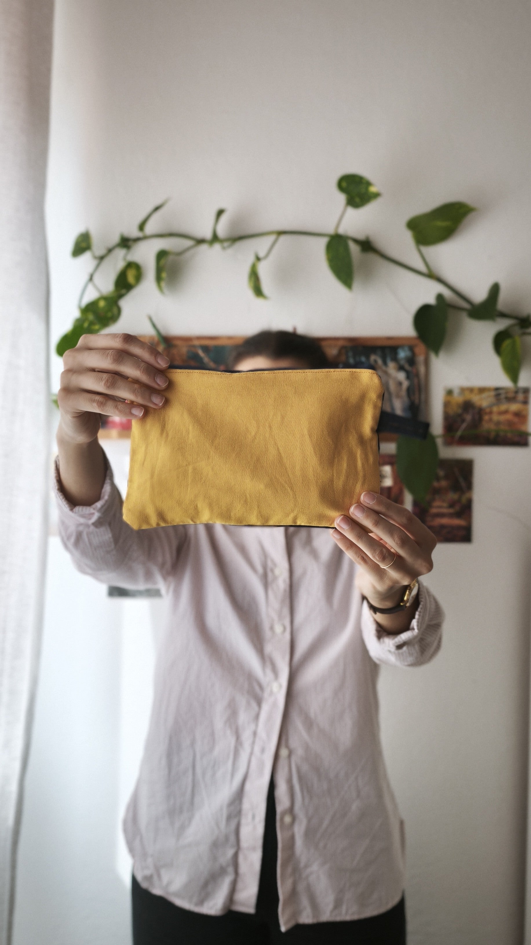 video in cui si mostrano diversi oggetti organizzati all'interno della pochette