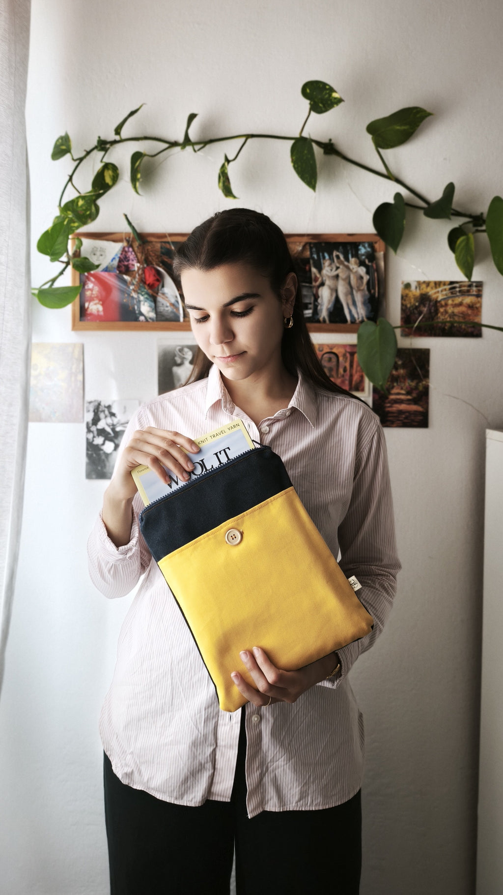 Save your books in uso, viene inserito un libro nella tasca con la lampo e un quaderno nella tasca frontale con il bottone