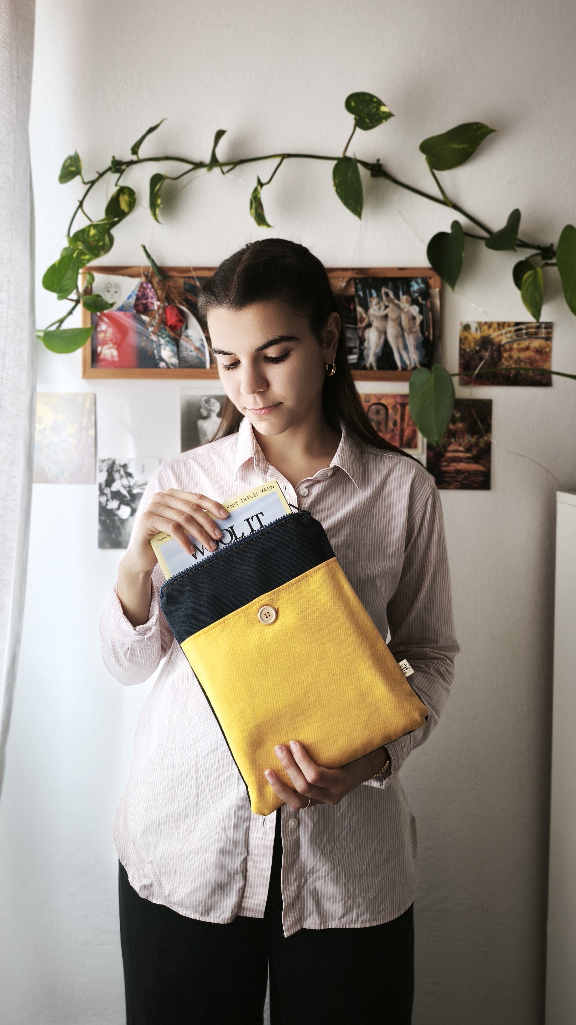 Save your books in uso, viene inserito un libro nella tasca con la lampo e un quaderno nella tasca frontale con il bottone