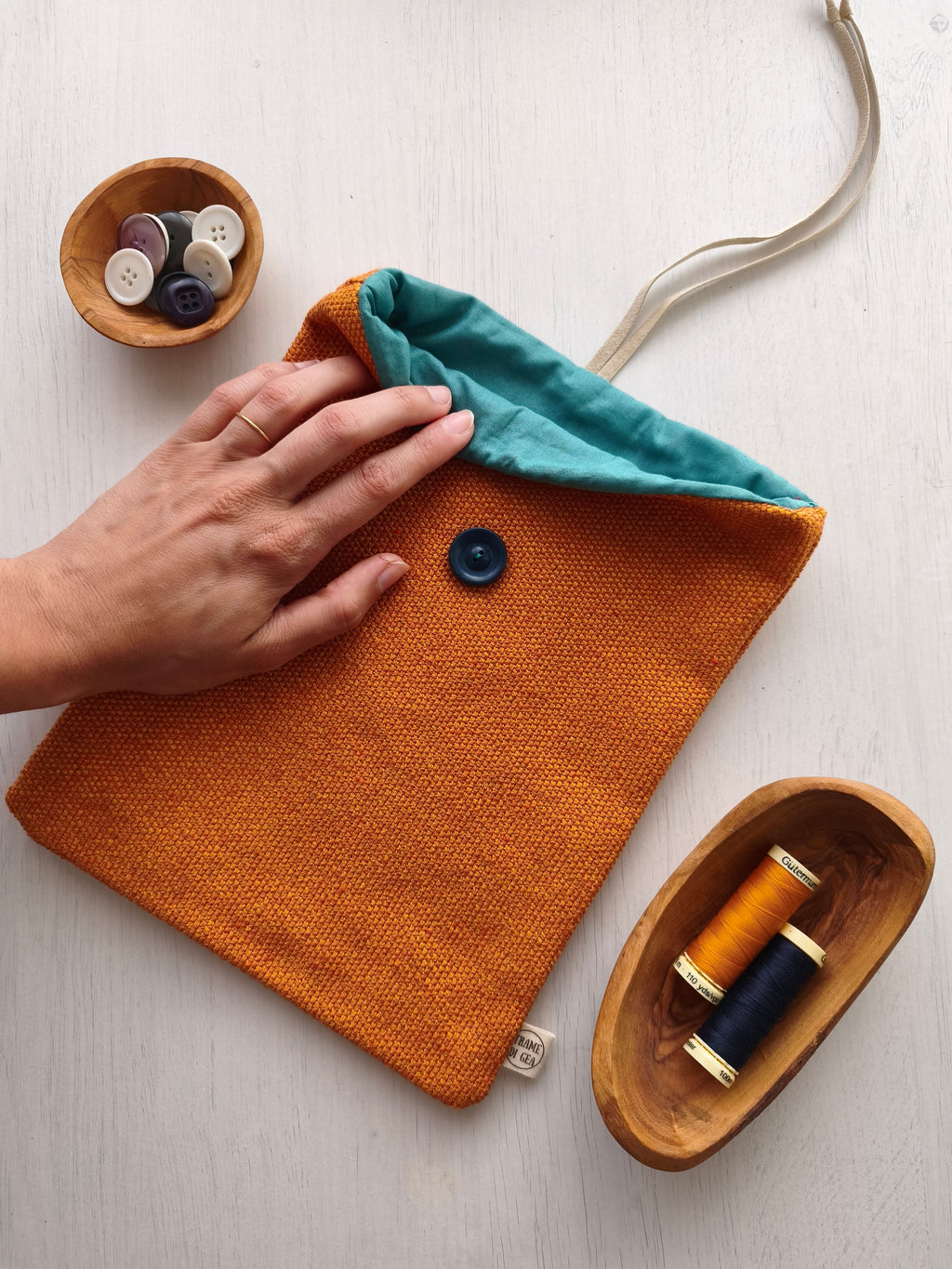 Save your books ocra con fodera azzurro, cordino beige e bottone blu
