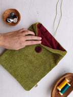 Save your books verde con fodera rosso scuro, cordino verde e bottone rosso scuro